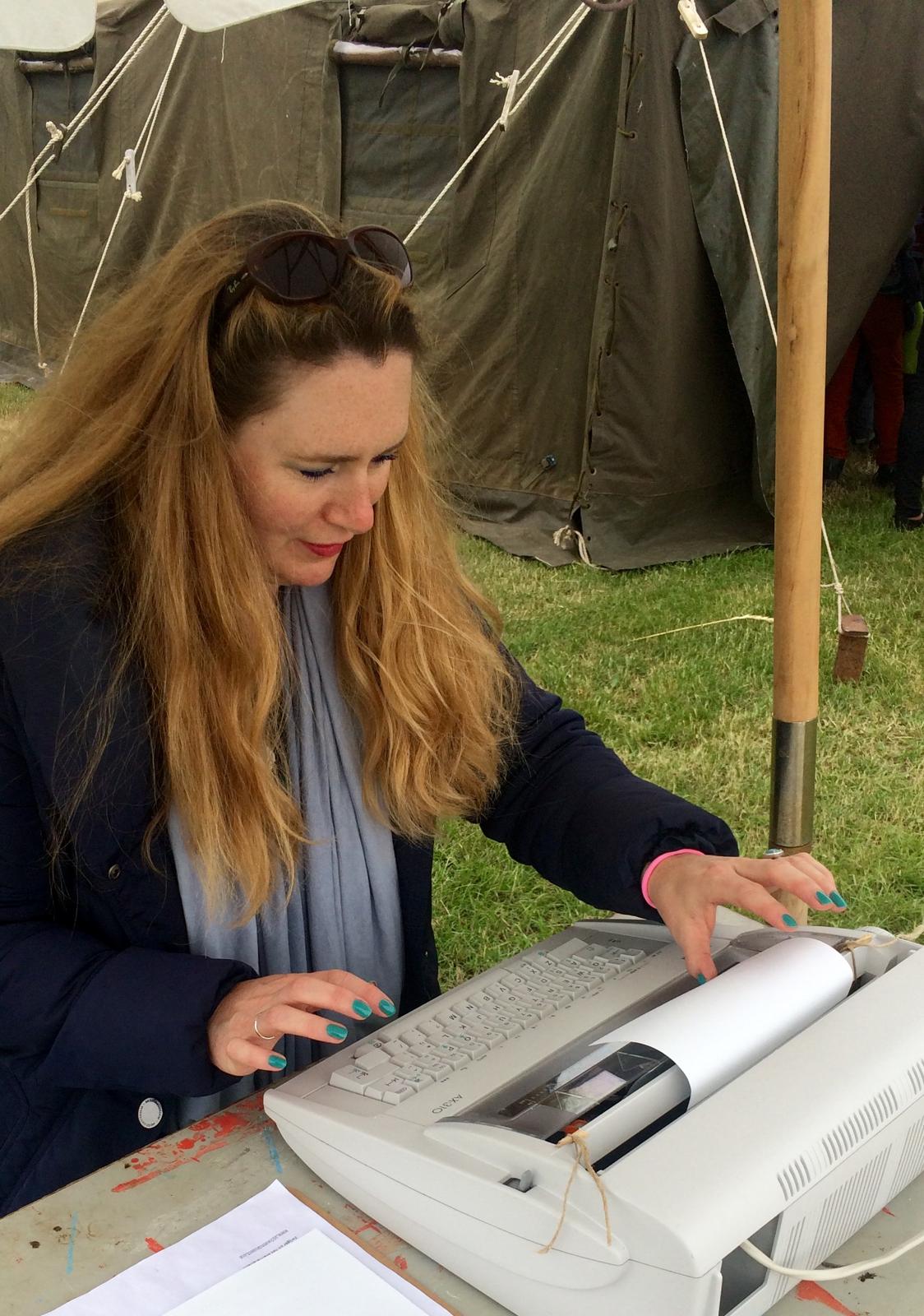 Froukje van der Ploeg aan het schrijven