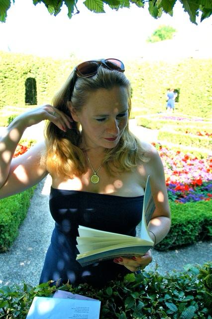 Froukje van der Ploeg leest in een tuin