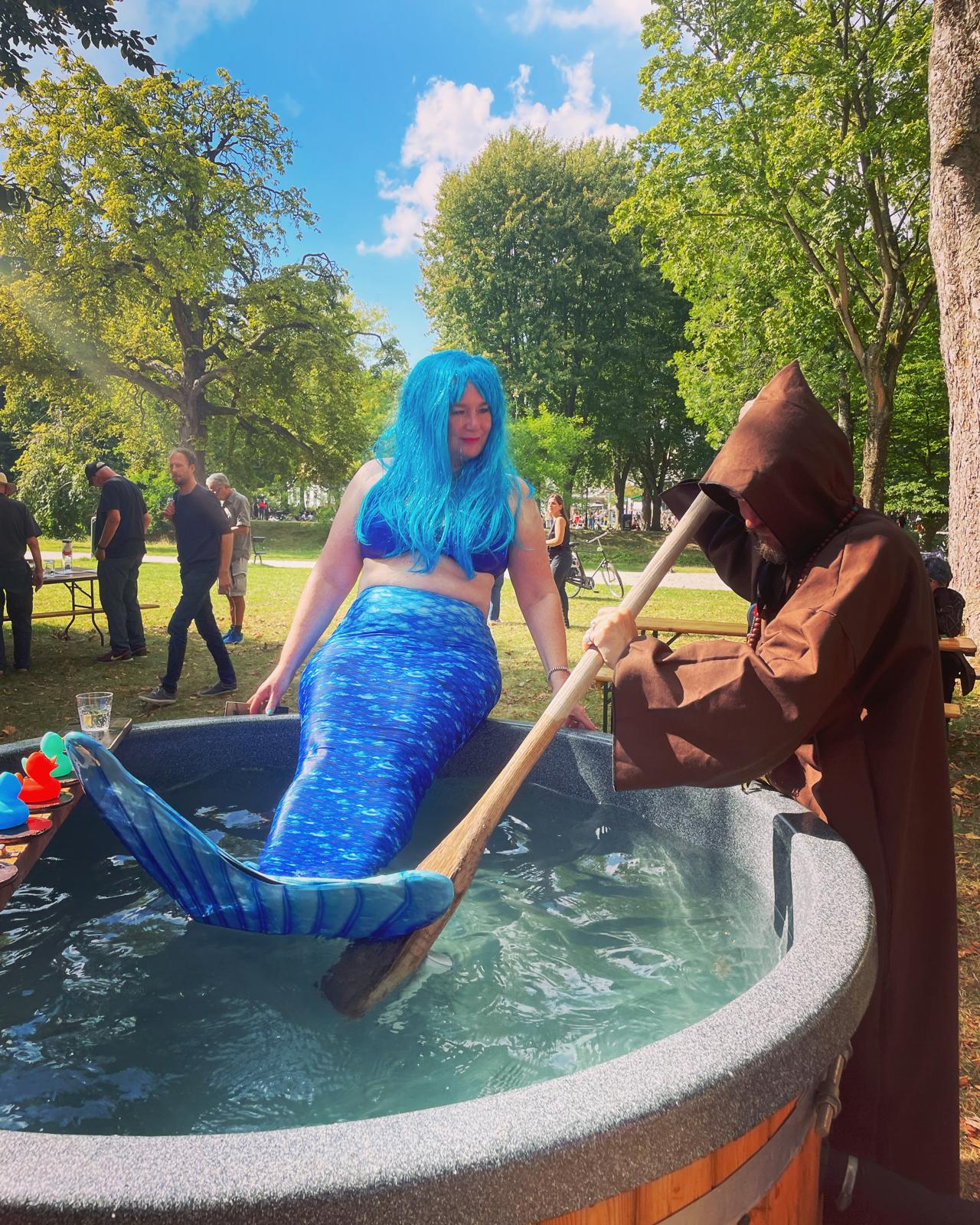 Froukje van der Ploeg als zeemeermin tijdens een creatief optreden